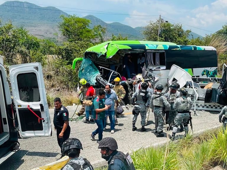 Vehículo de la Guardia Nacional impacta contra un autobús de pasajeros deja saldo de una menor y un oficial sin vida.