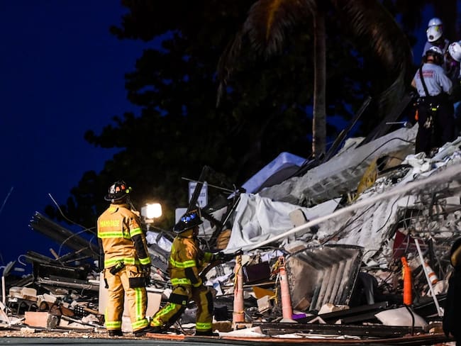 Suman 9 muertos por derrumbe de edificio en Miami; hay 156 desaparecidos