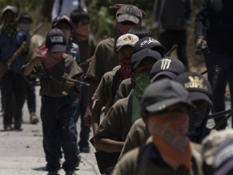 Este sábado al menos 30  niños armados de entre seis y quince años formaron parte del grupo de autodefensas de Ayahualtempa en el municipio de José Joaquín de Herrera