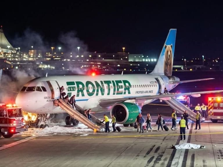 Pasajeros vivieron momentos de terror luego de que un avión de Frontier Airlines impactara a un peatón. X