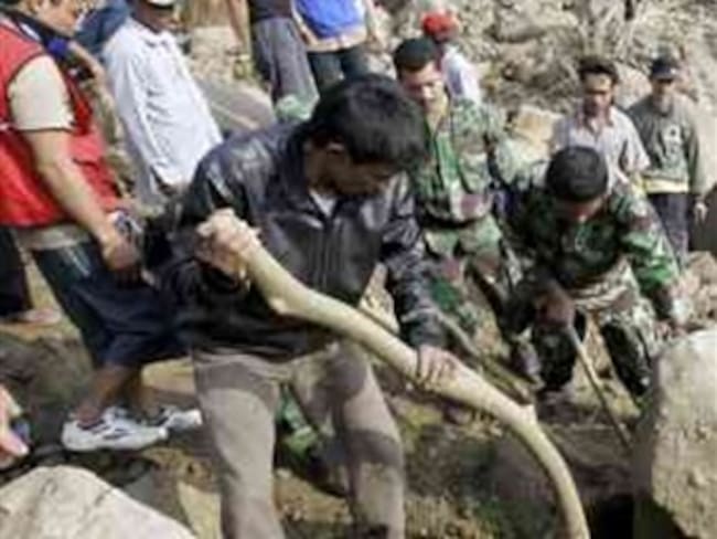 Sismo en Indonesia causa al menos 75 muertos