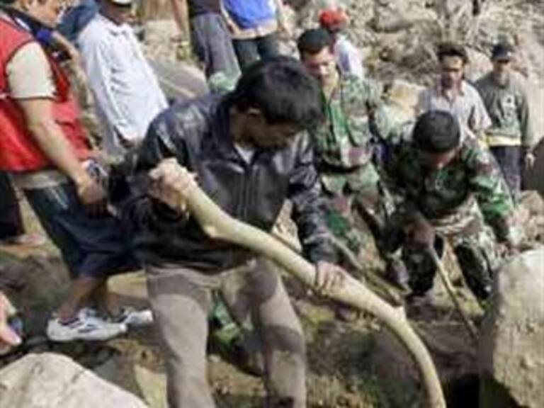 Sismo en Indonesia causa al menos 75 muertos