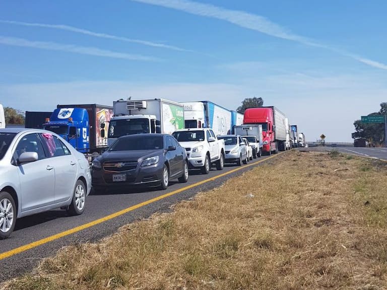 Policía Federal cierra autopista Guadalajara – Colima por choque de tráileres