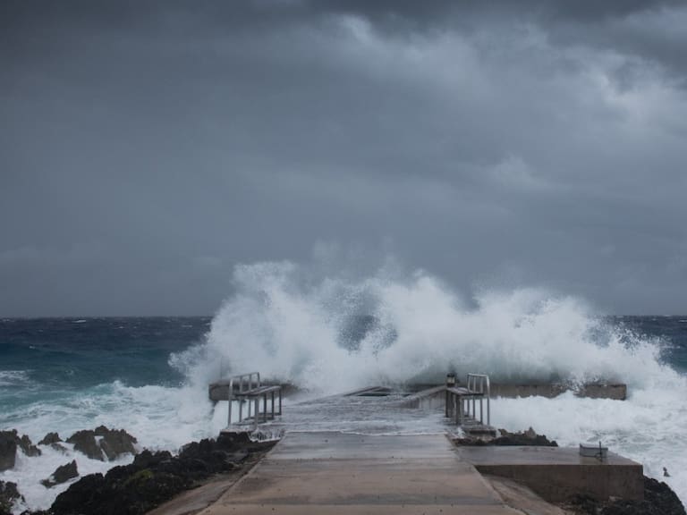 Rachas fuertes de viento y oleaje elevado en las costas de Yucatán, Quintana Roo y Campeche.