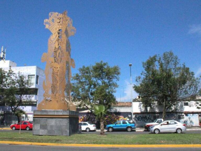 Alfonso Petersen aprueba la última escultura develada por Guadalajara