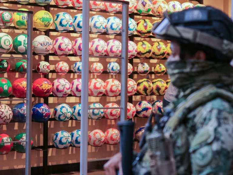 Personal del Instituto Mexicano de la Propiedad Intelectual (IMPI), integrantes de la Secretaría de Seguridad Ciudadana, y Guardia Nacional realizaron un cateo y decomiso de productos deportivos piratas en una tienda, ubicada en la calle de Venustiano Carranza, en el Centro Histórico.