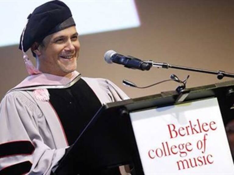Recibe Alejandro Sanz doctorado Honoris Causa de Berklee