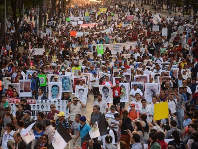 A 20 meses de desaparición de normalistas realizan protestas en embajadas de la Ciudad de México