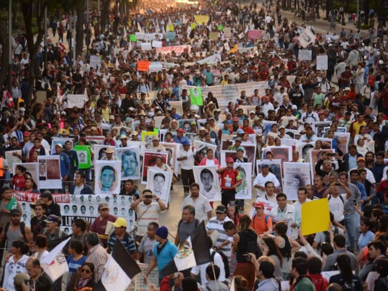 A 20 meses de desaparición de normalistas realizan protestas en embajadas de la Ciudad de México