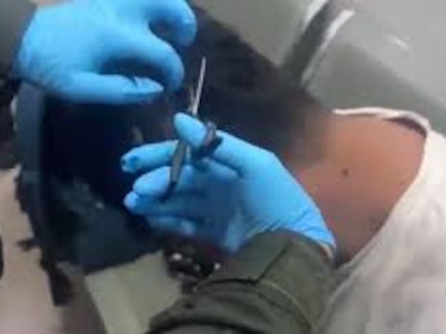 Detienen a hombre con droga dentro de una peluca; el video se ha hecho viral