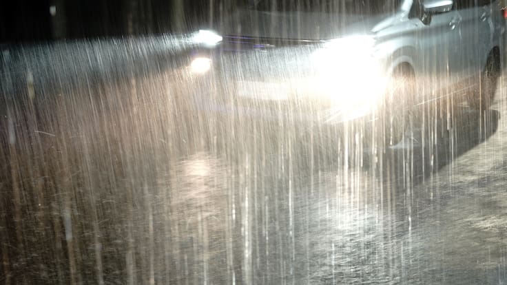 Los 5 errores que debes evitar al conducir bajo la lluvia para prevenir accidentes