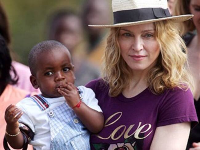 Busca Madonna adoptar segundo niño en Malawi