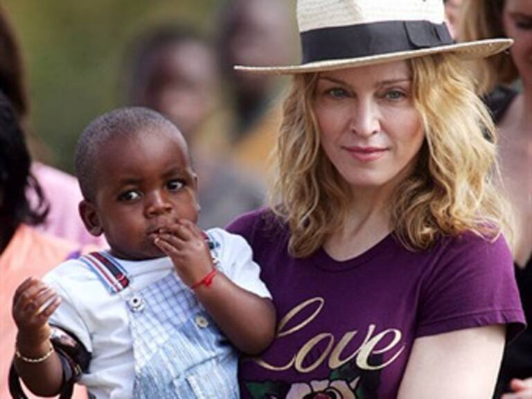 Busca Madonna adoptar segundo niño en Malawi