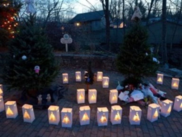 Honran con minuto de silencio a víctimas de matanza en Connecticut