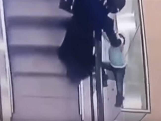 Niña rusa cae al vacío por jugar en escalera electrica
