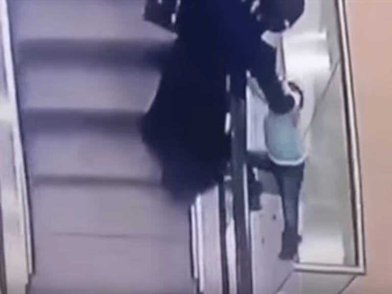 Niña rusa cae al vacío por jugar en escalera electrica
