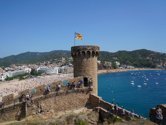 Turista mexicana muere al caer por acantilado en el castillo de Tossa de Mar, Cataluña