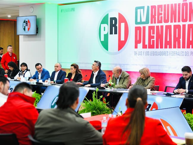 Plenaria PRI inicia reunión privada rumbo al nuevo periodo legislativo