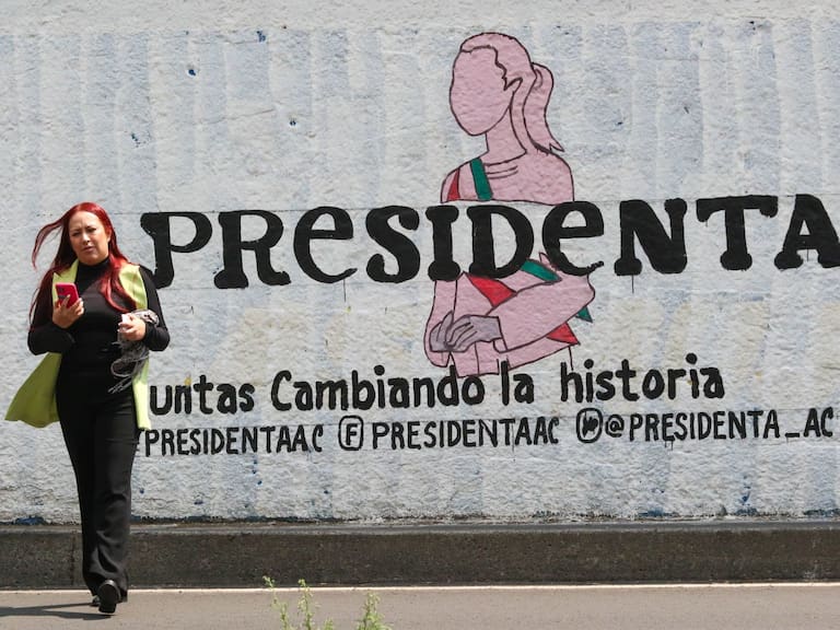 Una pinta con la silueta de Claudia Sheinbaum y la palabra Presidenta se observa sobre Ejercito Nacional.