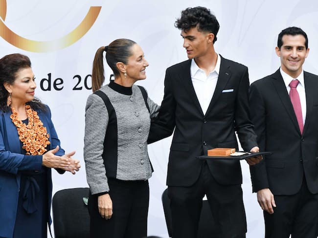 Sheinbaum felicita a Isaac del Toro por su triunfo histórico en el Tour de France