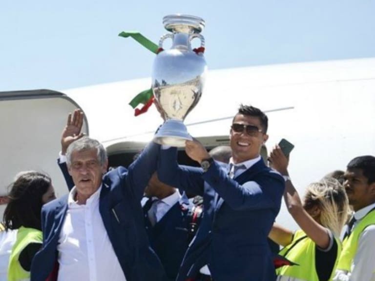 Cristiano Ronaldo dedica título de la Eurocopa a aficionados portugueses