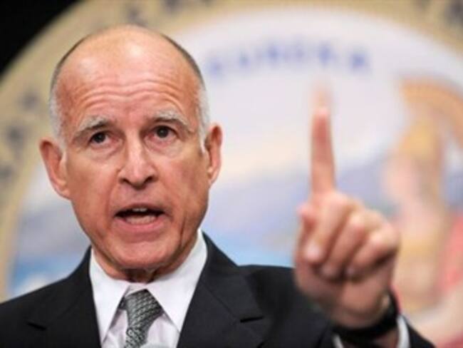 Nuevo gobernador de California quiere ahorrar cortando hasta los celulares