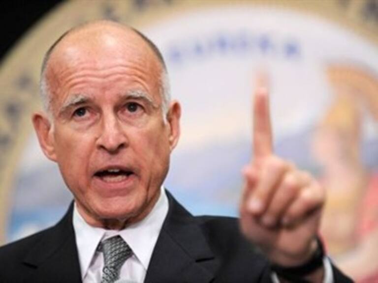 Nuevo gobernador de California quiere ahorrar cortando hasta los celulares