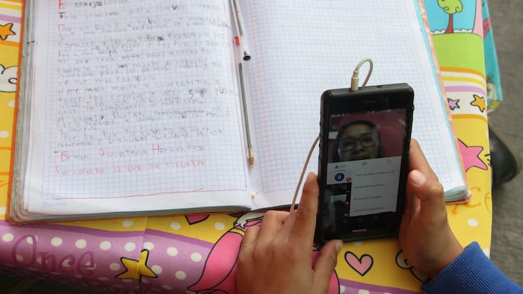 Alista SEP regulación de celulares en escuelas ante evidencia de PISA