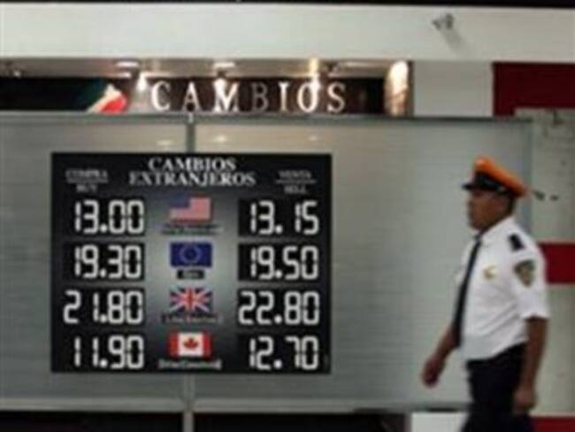 En $14.03 a la venta el dólar en el AICM