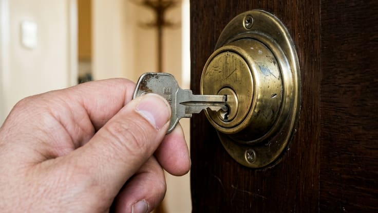 El motivo por el que nunca deberías dejar las llaves puestas en la cerradura por dentro de tu casa