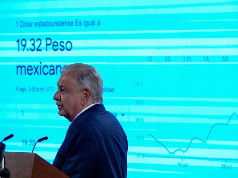 Andrés Manuel López Obrador muestra el precio actual del dólar tras la jornada de caídas en diferentes bolsas de valores a nivel mundial del lunes 5 de agosto