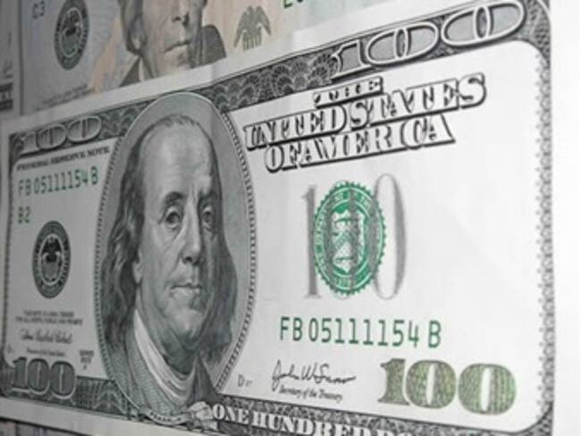 Alcanza dólar precio máximo de 15.53 pesos en bancos del DF