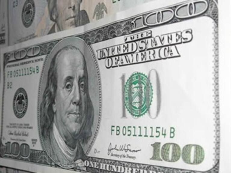 Alcanza dólar precio máximo de 15.53 pesos en bancos del DF
