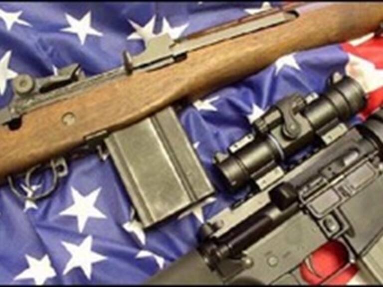 Emiten nuevos cargos contra compradores de pistola que mató agente