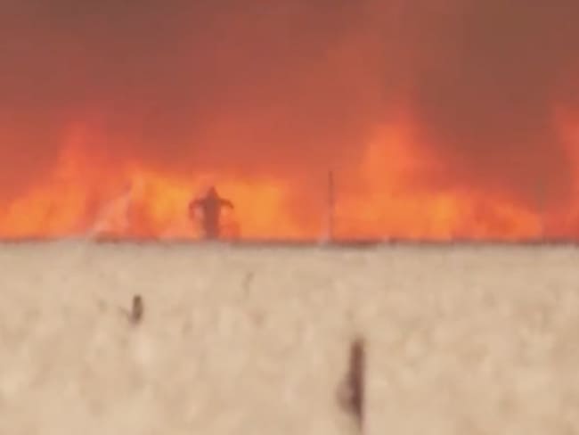 Hombre logra escapar de incendio forestal por ola de calor en España |VIDEO