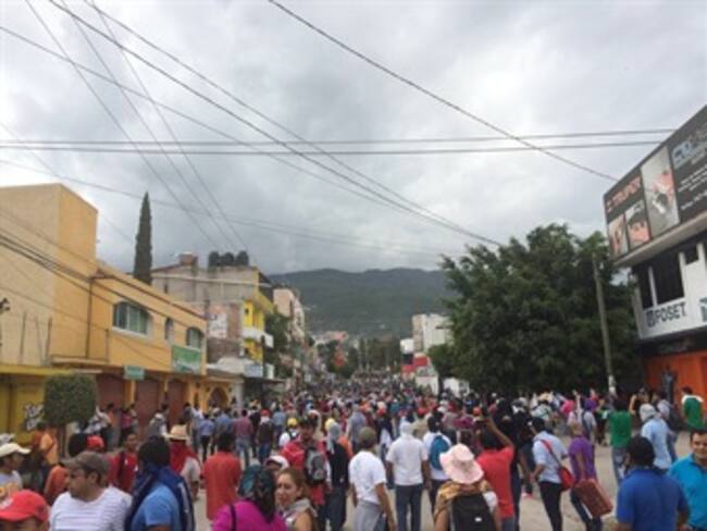 Incendian normalistas y cetegistas segundo edificio del PRI en Chilpancingo