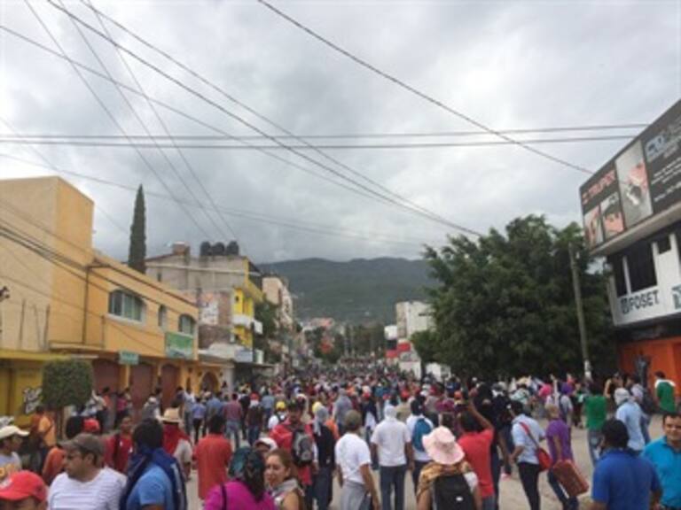 Incendian normalistas y cetegistas segundo edificio del PRI en Chilpancingo