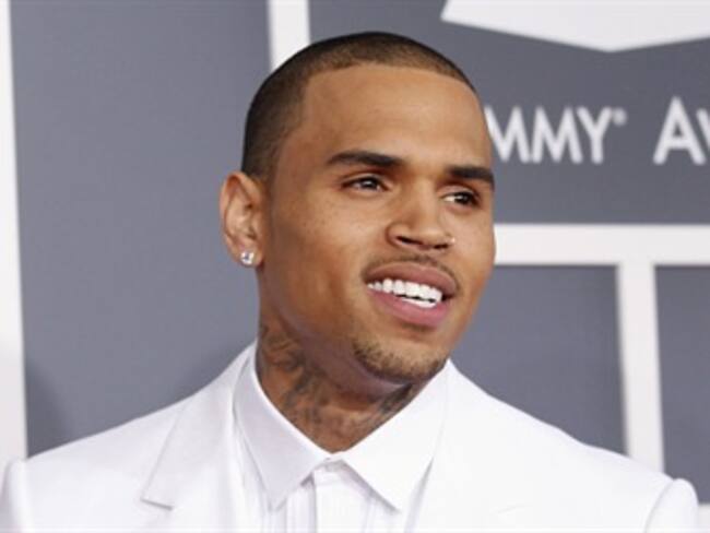 Ordena juez prisión de cantante Chris Brown hasta nueva audiencia
