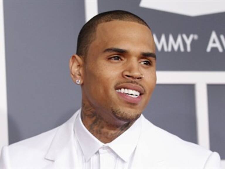 Ordena juez prisión de cantante Chris Brown hasta nueva audiencia