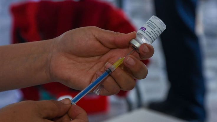 Eduardo Clark niega aplicación de vacunas caducadas