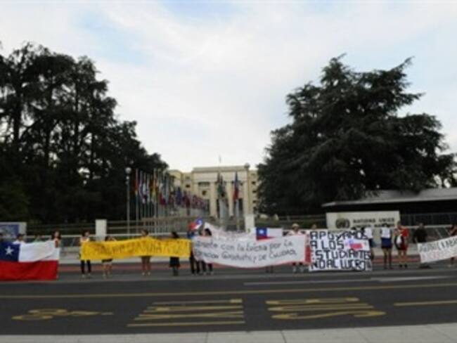 Deudores hipotecarios protestan en un puente de Chile