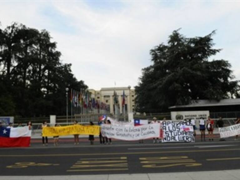 Deudores hipotecarios protestan en un puente de Chile