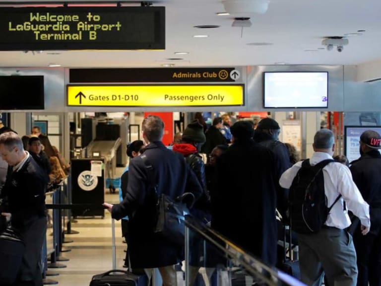 Colapsa sistema de aduanas en aeropuertos de EU