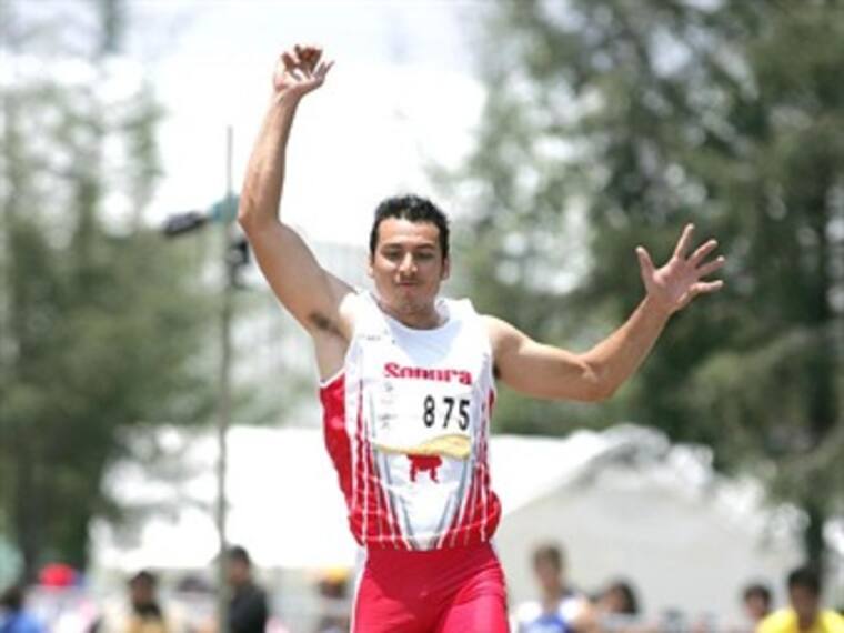 Gana Luis Rivera primera medalla de oro en salto de longitud. Eduardo Camarena, comentarista deportivo