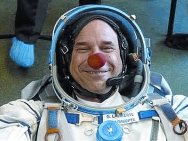 Parte Soyuz a EEI con ‘payaso’ abordo