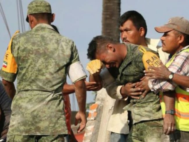 Soldado llorando se hace viral durante rescate de cuerpos