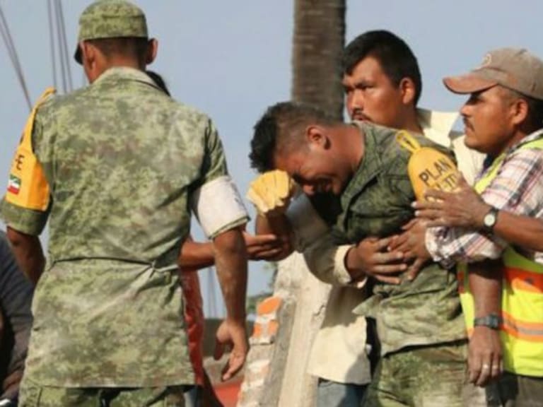 Soldado llorando se hace viral durante rescate de cuerpos