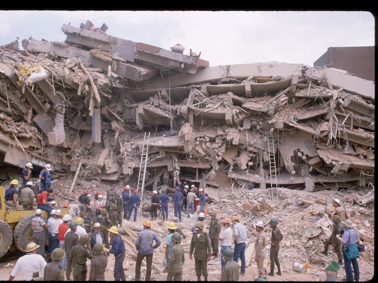Labores de rescate en un edificio que colapsó durante el terremoto del 19 de septiembre de 1985.