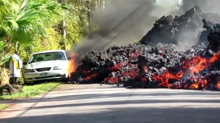 Un automóvil es devorado por el volcán Kilauea