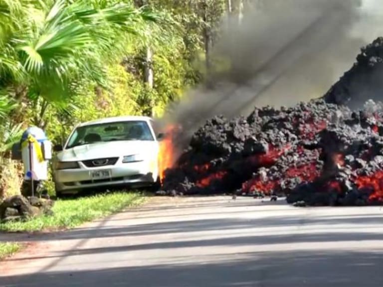 Un automóvil es devorado por el volcán Kilauea